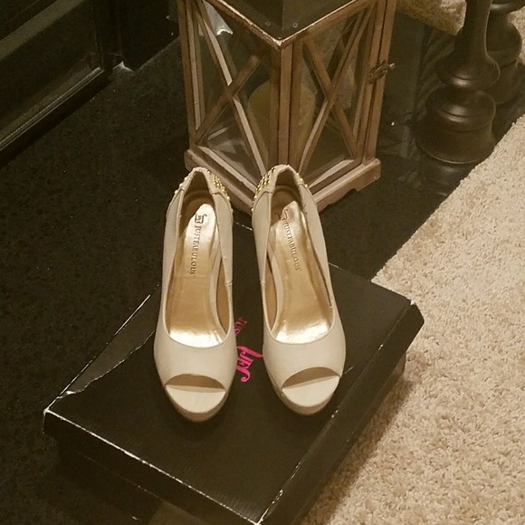 Women heels - Picture 1 of 3